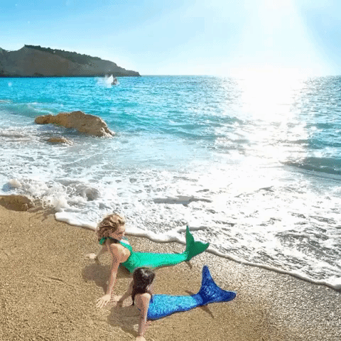 'Nostalgia Mágica ✨💫💛💖 #marimar #4ever', escribió la cantante junto a este video en el que posa al lado de su hija Sabrina y usando colas de sirenas.