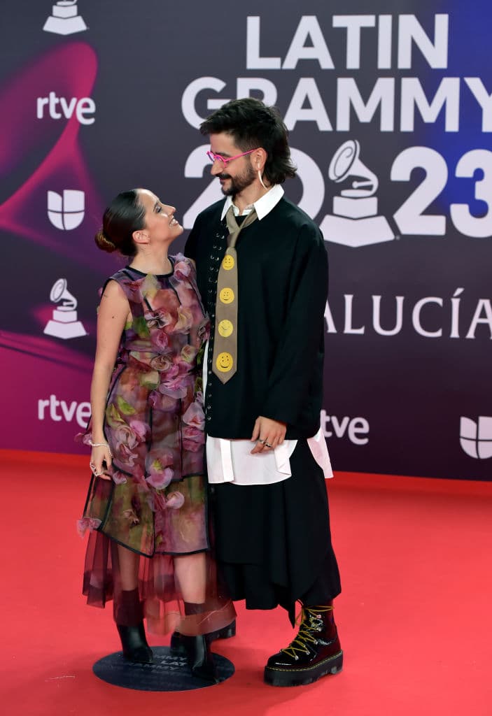 Evaluna Montaner y Camilo llegaron a los Latin GRAMMY 2023 con atuendos desenfadados.