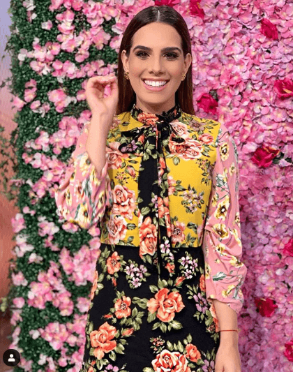 El estilo romántico no debe faltar y Andrea Chediak lo lleva a la perfección con este look al que le suma además las flores.