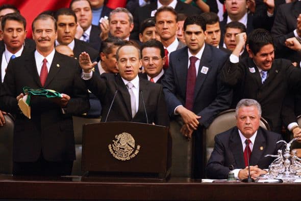 El mandato del presidente Felipe Calderón fue controversial desde su comienzo. Tuvo una inédita toma de protesta ante la inconformidad de los legisladores de izquierda que acusaron de fraude electoral al Partido Acción Nacional, al que pertenece Calderón.