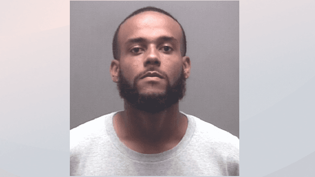 Joseph Bernard Long Jr.,
<br>338 Williamson Ave
<br>Burlington, NC
<br>(2) cargos de tráfico de cocaína, venta y distribución de cocaína, conspiración de tráfico de cocaína 
<br>Fianza: $140,000
<br>