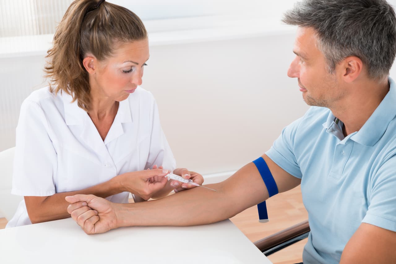 ¡El altruismo! Sí, aunque no lo creas, eso es lo que realmente provoca que una mujer caiga rendida ante un hombre.