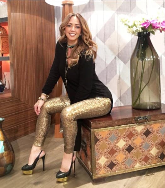 Unos pantalones en tonos metálicos te pueden ayudar a crear un look sofisticado y aportará un encanto especial y llamativo a tu outfit.