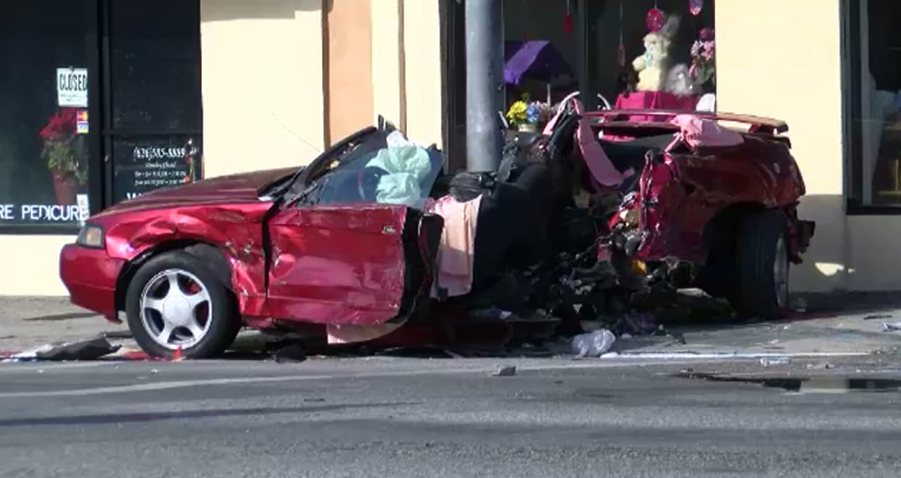 <b>Marzo:</b> El conductor 
<b><a href="http://www.univision.com/los-angeles/kmex/noticias/accidente-de-trafico/muertos-en-un-accidente-que-partio-en-dos-un-auto-en-el-sur-de-california">Reynaldo Chilel-Ramírez, de 23 años, y su copiloto, Adelso Chilel-López, de 17</a></b>, perdieron la vida cuando su vehículo se estrelló con una camioneta Kia en la intersección de la avenida Lake con la calle East Villa en la ciudad de Pasadena. La policía indicó que el exceso de velocidad fue en factor en el accidente que dejó un Mustang destrozado y casi separado en dos.