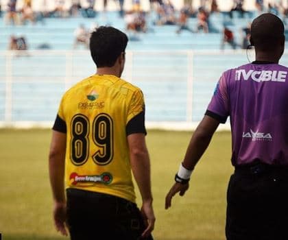 El actor admitió que ya no puede jugar fútbol: "Tengo las piernas destruidas, tengo líquido sinovial regado en las dos rodillas, una tendinosis crónica en el pie derecho, problemas lumbares", detalló.
