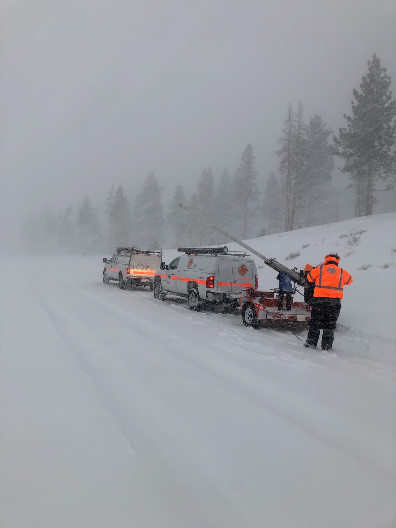 En la SR 168, en el condado de Inyo, Caltrans trabajó desde tempranas horas de la mañana para despejar las vías.