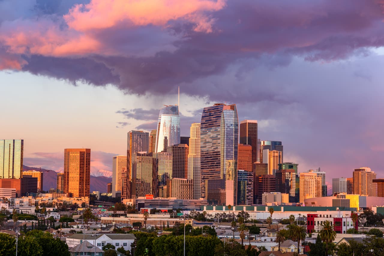 <b>Puesto 11: Los Ángeles, California. 5.48 puntos. </b>Alcanzó la máxima puntuación en las categorías ‘limpieza de restaurantes’ y ‘cantidad de vehículos eléctricos en el mercado’. Su más bajo registro fue en la demanda de desinfectante para manos (2.05 puntos).