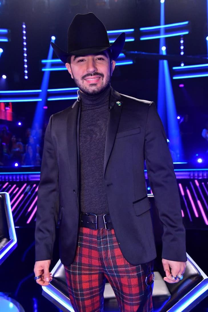 Para la semifinal, su look estuvo estuvo inspirado en el invierno. El cantante usó una camisa de cuello de tortuga de Merino, una elegante chaqueta de Giorgio Armani y pantalón a cuadros de Dsquared2.