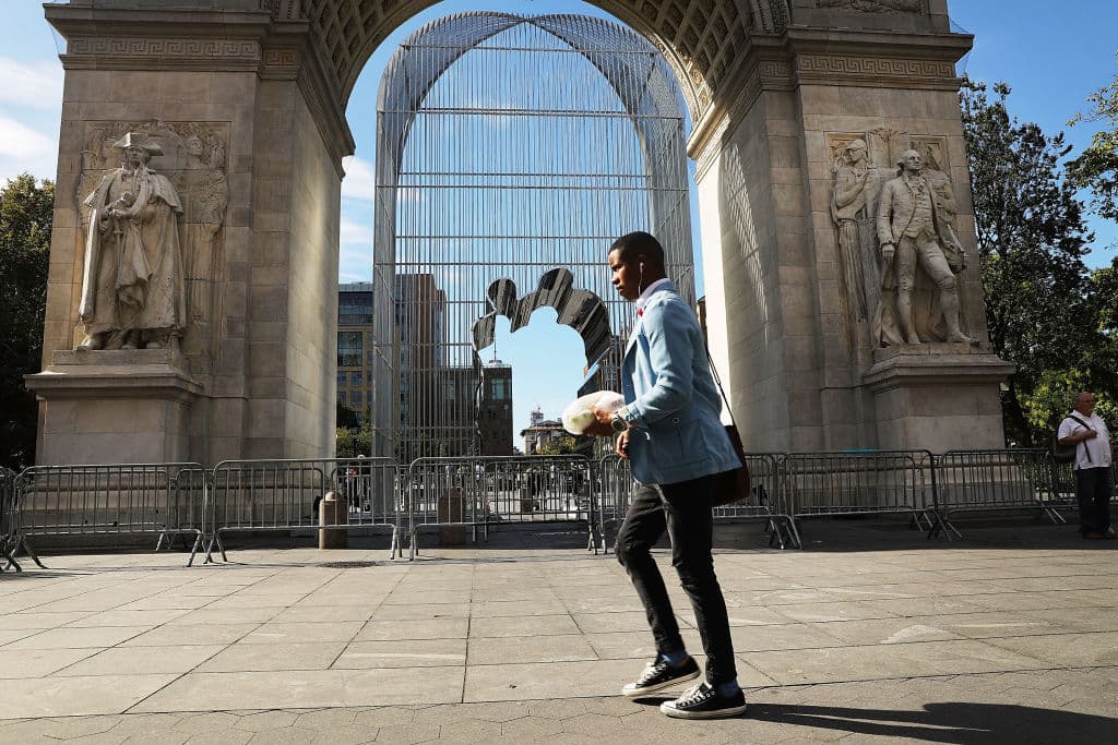 El Fondo de Arte Público, en el marco de sus 40 años, presenta la exhibición de Ai Weiwei Good Fences Make Good Neighbors. Este es el trabajo en el arco del Washington Square Park.
