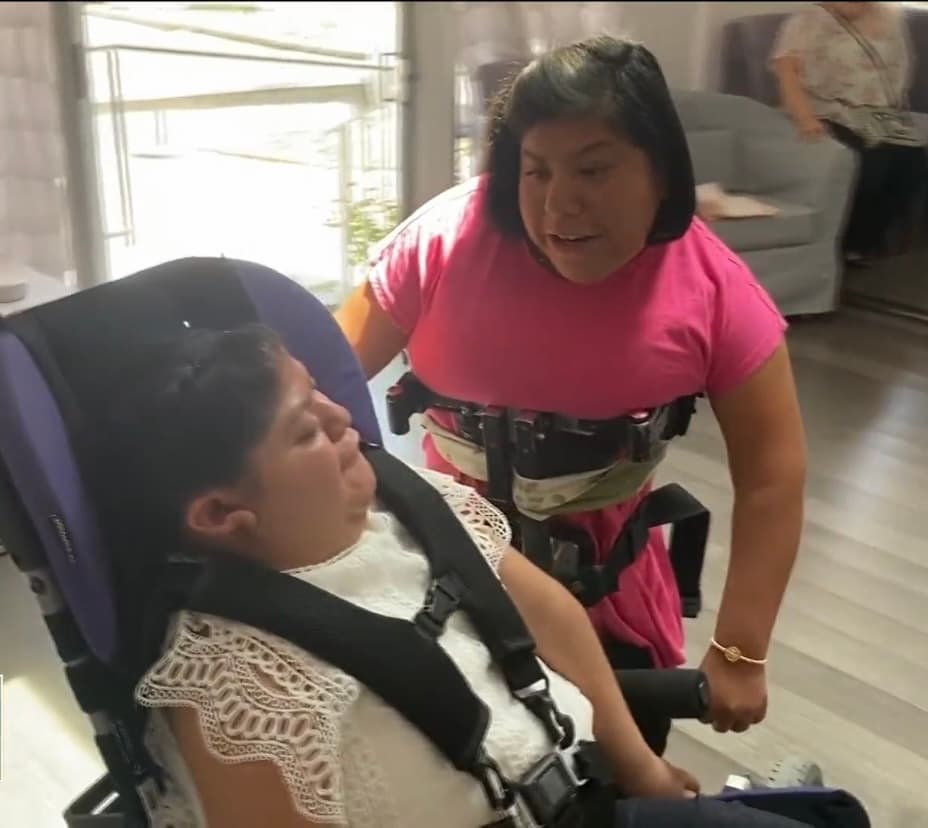 Hace 20 años, unos padres guatemaltecos tomaron la decisión más importante de sus vidas al permitir que su hijas siamesas -las cuales estaban unidas por el cerebro y el cráneo- fueran adoptadas por dos familias estadounidenses para que pudieran permanecer en EEUU, con la esperanza de ser sometidas a una cirugía que les permitiera vivir. 
<br>