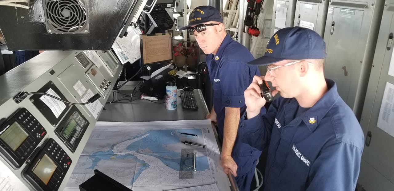 Desde el área de radares de los buques de la Guardia Costera, los operadores monitorean cualquier nave sospechosa en altamar.