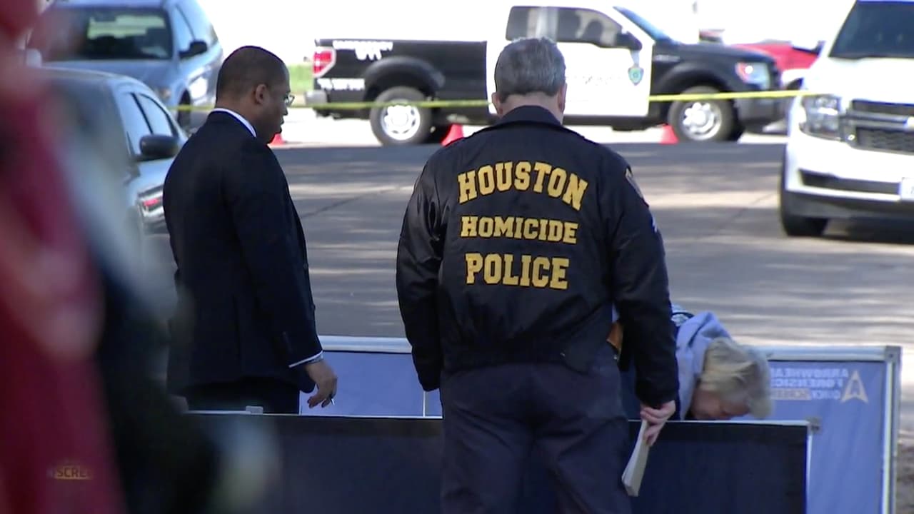 Detectives de la División de Homicidios del Departamento de Policía de Houston en en lugar donde fue hallado el cadáver al suroeste de Houston.