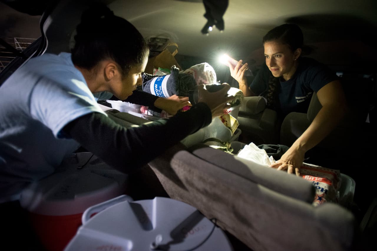 Raysa Castrodad y Dharsy Rodríguez son voluntarias que ofrecen sopas, productyos de higiene personal y jeringas estériles a los adictos en San Juan.