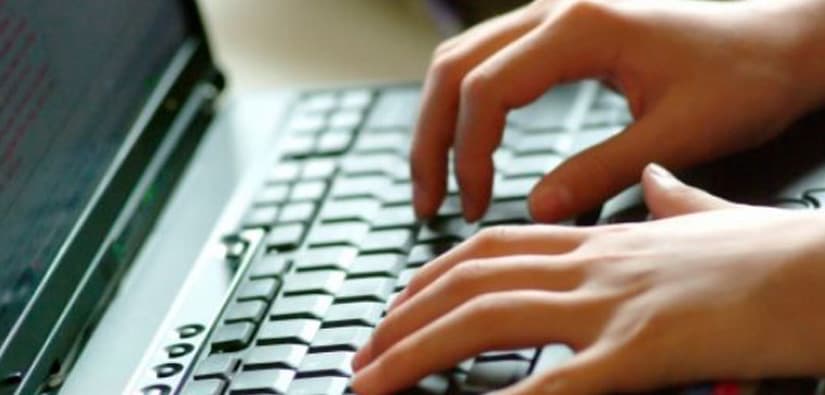 Niños de 8 a 12 años ocultan a sus padres ser víctimas de ciberacoso. Te decimos qué hacer como padre