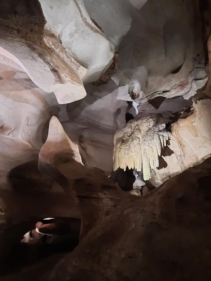 Otra leyenda dice que los Texas Rangers rescataron a una niña secuestrada de los indios en la cueva. Historias como estas atrajeron a los turistas a principios del siglo XX.