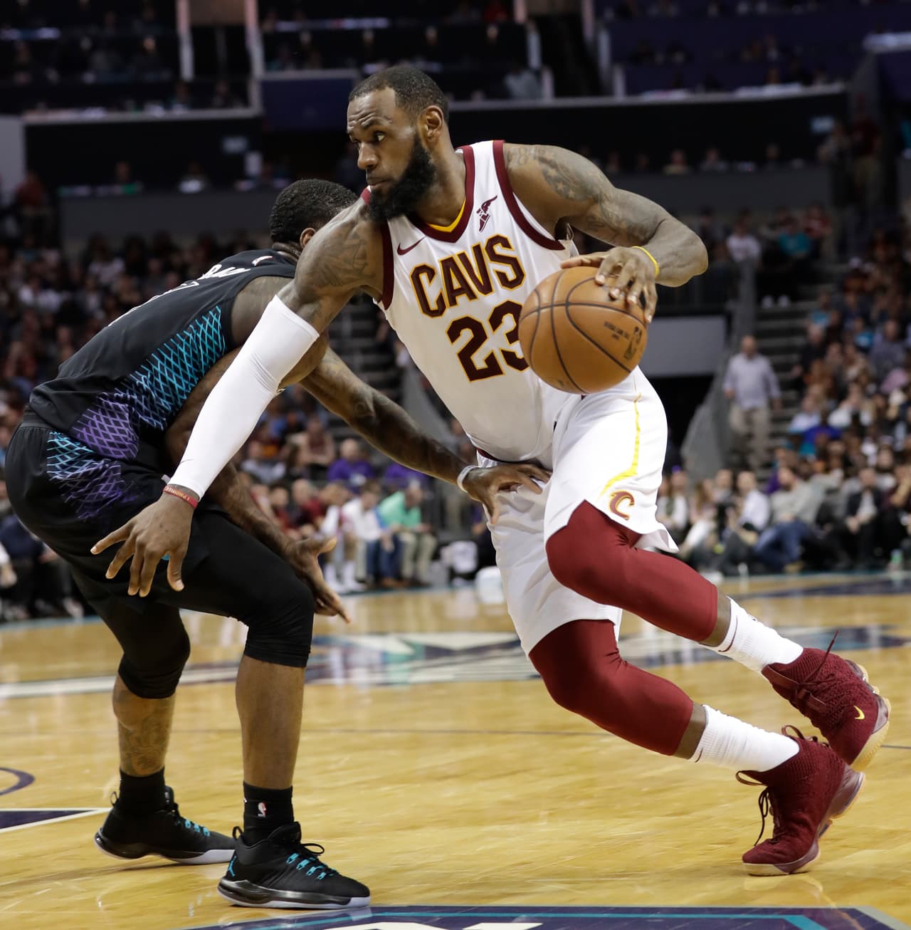 El jugador estelar de los Cavaliers igualó la marca que posee Jordan desde hace 17 años contra el equipo que posee este último.