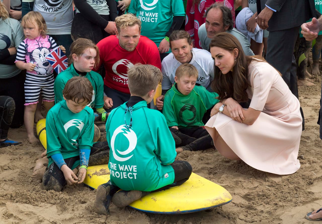 Esta organización ayuda a varios jóvenes con problemas de ansiedad y otras enfermedades mentales a lidiar con ello a través del surfing y la natación.