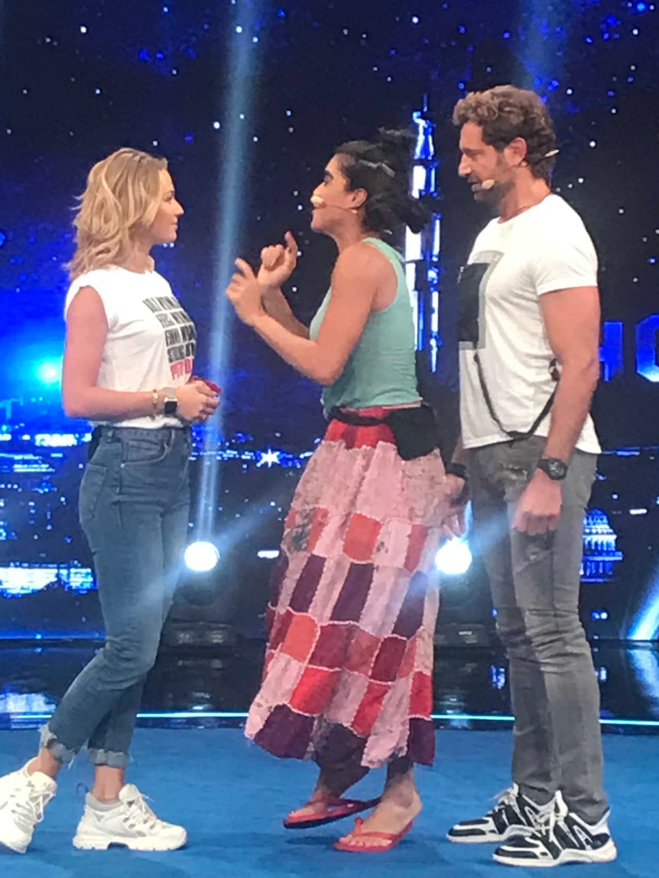 Claro que después se disculpó con Irina por ser tan lanzada y fue la actriz de 26 años de edad quien dijo no ser celosa con Gabriel Soto: "Sé que es chamba y para nada me molesta", finalizó.