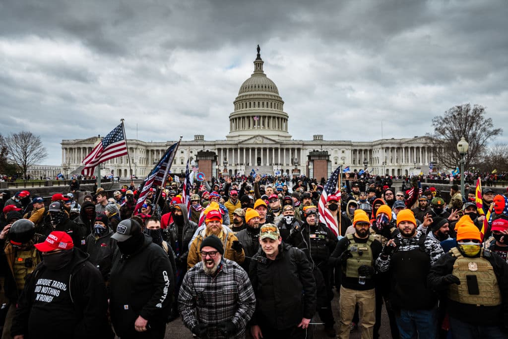 Horcas, banderas confederadas, QAnon, Proud Boys: el impensado desfile de símbolos de odio en el Capitolio