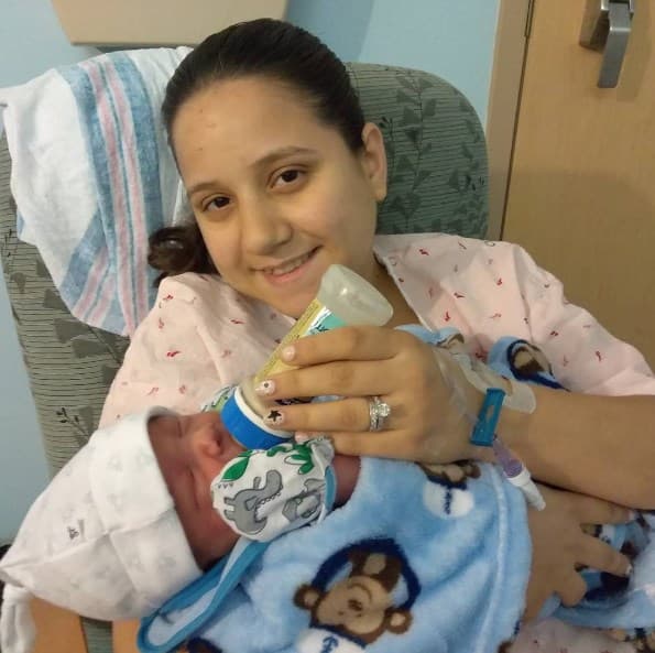 La orgullosa mamá no podría estar más feliz con su bello angelito.