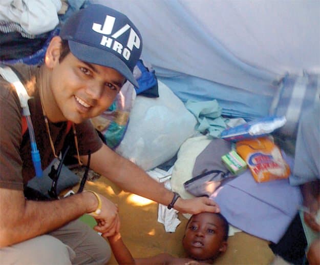 En 2010, Ruiz viajó a Haití como médico voluntario para ayudar a los damnificados del terremoto.