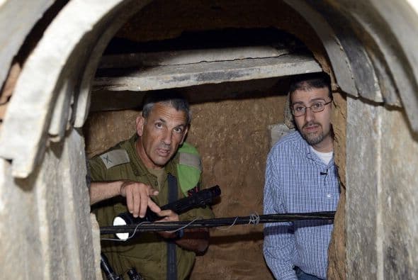 Los próximos pasos del movimiento islamista Hamás y de Israel son claves para detener la espiral de violencia que estalló el miércoles en la zona, en un aparente intento de la Yihad Islámica de arrastrar a ambas partes a un nuevo conflicto armado. "Israel considera a Hamás responsable de todo lo que ocurre (en Gaza): es el que ejerce la soberanía y el que debe responder por todo lo que ocurre", declaró un alto mando militar israelí en la zona, que reconoció que en los últimos meses no ve a milicianos de este grupo "participar en acciones terroristas". Para la Yihad Islámica, lanzar cohetes es "un medio excelente para avergonzar a Hamás, con el fin de demostrar que son ellos los que definen la agenda (política) en Gaza, mientras Hamás ha abandonado la yihad y la resistencia (armada) en busca del poder", escribe hoy el experto israelí en asuntos árabes y de Oriente Medio, Avi Isajarov. Organización mucho más pequeña, versátil e ideológica que Hamás, y sobre todo sin responsabilidades de gobierno, la Yihad trata de reavivar la lucha armada y "hace grandes esfuerzos para arrastrar (a ambas partes) a un nuevo conflicto", apelando en esta ocasión a la muerte de tres de sus hombres. Netanyahu debe decidir ahora "si quiere más violencia o seguir el toma y daca habitual con las milicias", subraya el académico.