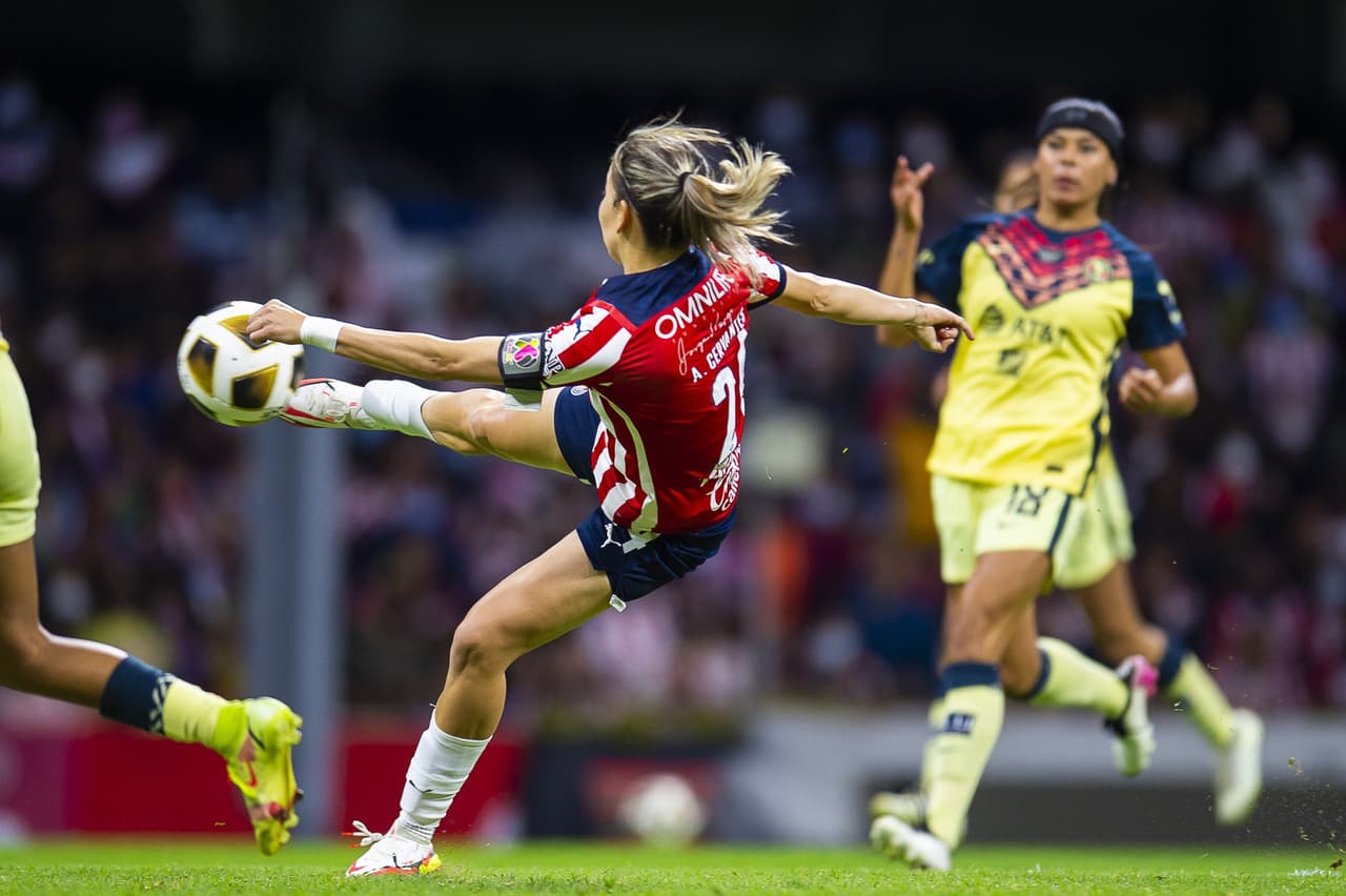 Iniciando la segunda parte, al 48’, Alicia Cervantes anotaba el descuento con un portento de gol.