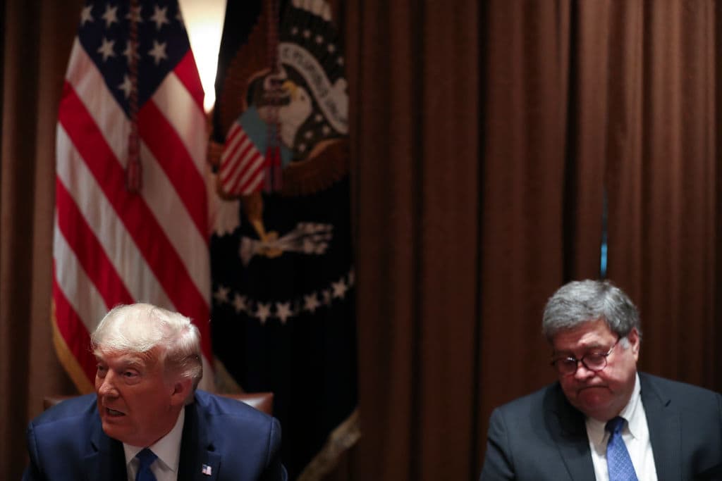 Critican a Barr por ordenar a fiscales federales investigar presuntos delitos electorales mientras Trump se rehúsa a admitir su derrota