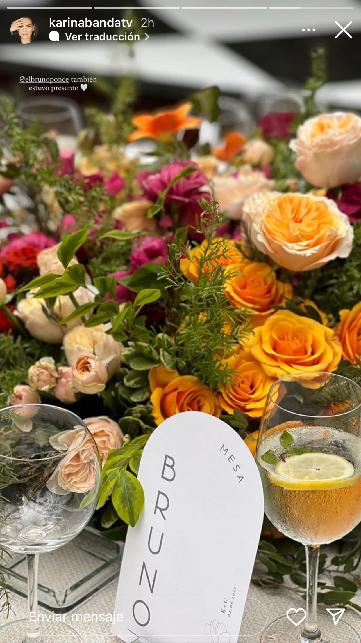 Sobre la elección de Valle de Bravo como escenario de la ceremonia, la mexicana reconoció que "todo esto inició desde que nos comprometimos el 1 de enero del 2020". 
<b><a href="https://www.univision.com/famosos/karina-banda-y-su-perro-bruno-estan-enfermos-en-casa-espera-no-estar-contagiada-de-covid-video" target="_blank">Hasta Bruno, la mascota de ella y su esposo</a></b>, tuvo su lugar en la boda (aunque no pudo viajar con ellos desde Miami).
<br>