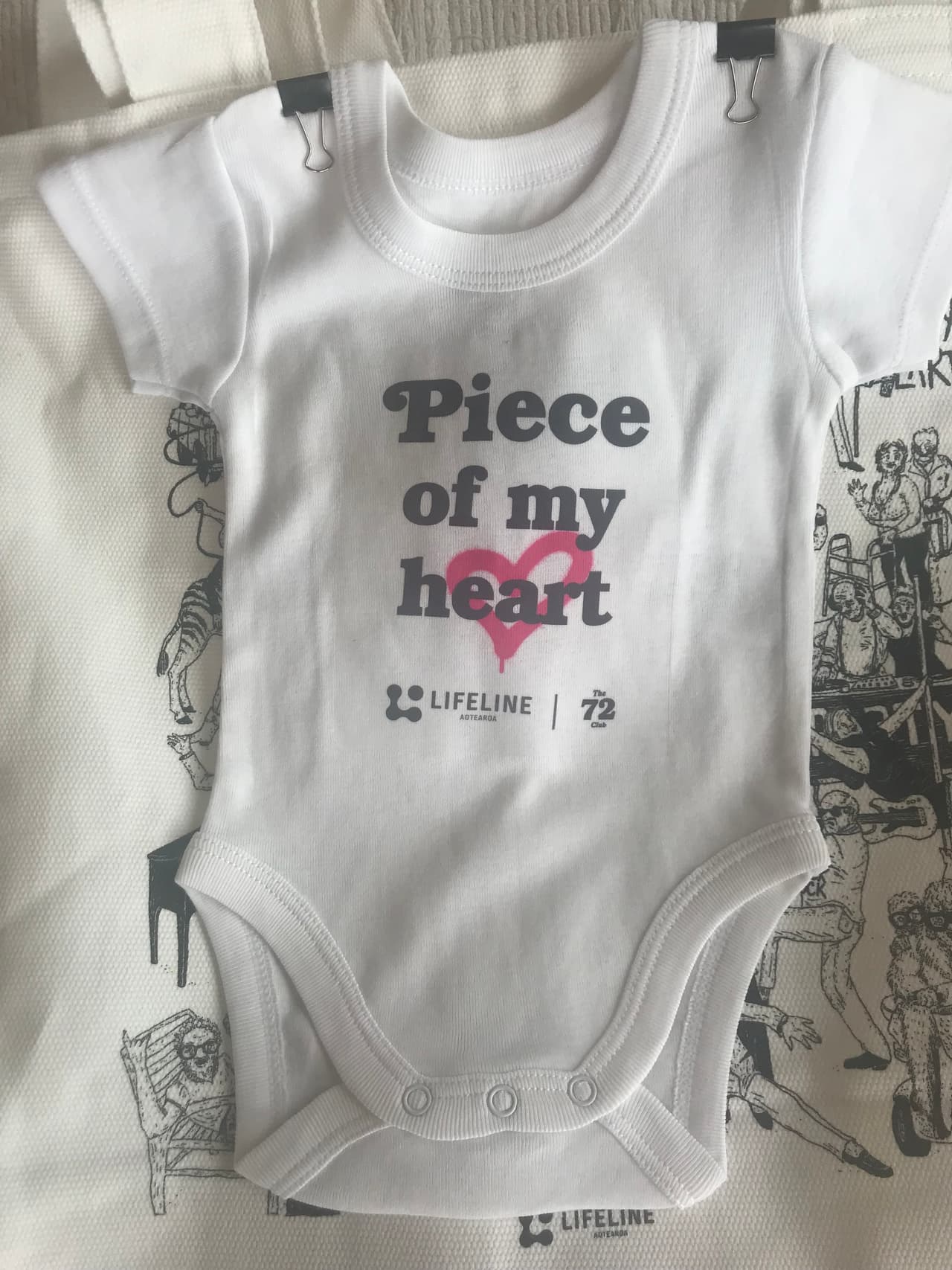 Los duques de Sussex también recibieron por aquellas tierras este 'onesie'.