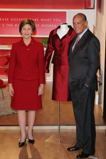 Un ejemplo de ello fue la entonces primera dama Laura Bush. Era usual verla vestida con alguno de los elegantes modelos del diseñador.
