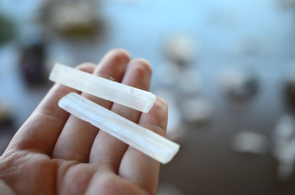 Esto es que la selenita inspira una profunda paz, y emite una fina frecuencia e intensidad de energía que sobrepasa casi todas las piedras para abrir, limpiar y activar los Chakras de la Corona y de la Corona Superior.