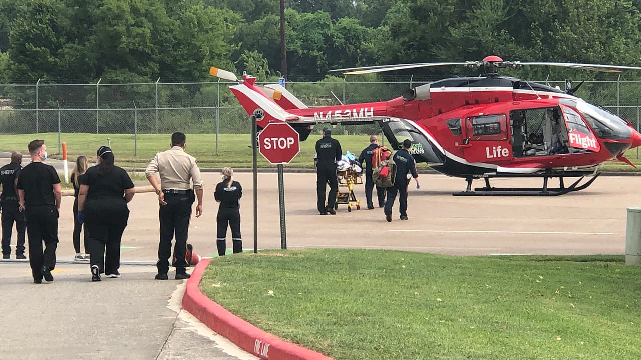 Al parecer, la menor necesita ser entubada tras sufrir de convulsiones, según le dijo Patricia Darnauer, administradora del Hospital LBJ al medio 
<a href="https://abc13.com/houston-coronavirus-11-month-old-girl-with-covid-baby-treated-at-hospital-150-miles-away-hospitals-running-out-of-space-for-patients/10933199/" target="_blank">KTRK</a>.