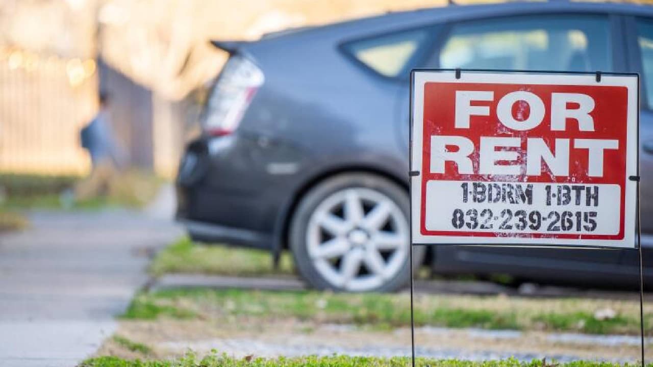 <h3 class="cms-H3-H3">¿Quiénes son elegibles?</h3>
<br>De acuerdo con el Departamento de Vivienda y Desarrollo Urbano, la elegibilidad para un vale de vivienda se determina en función del 
<b>ingreso bruto anual total</b> y el tamaño de la familia, y se limita a ciudadanos estadounidenses y categorías específicas de no ciudadanos que tengan un estatus migratorio elegible.