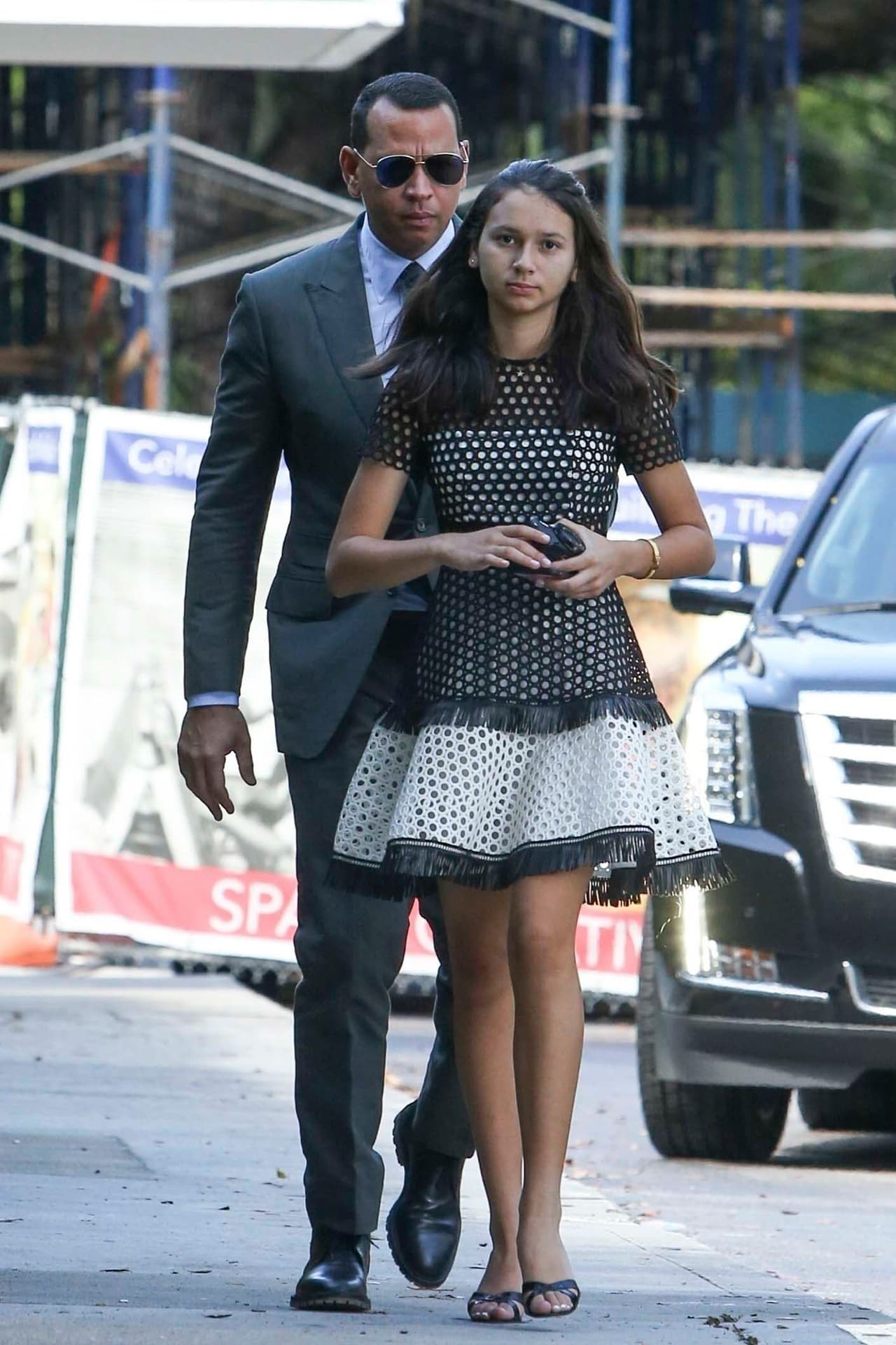 Mientras que Natasha, la primogénita del exdeportista, de 14 años, eligió un vestido corto en blanco y negro.
<br>