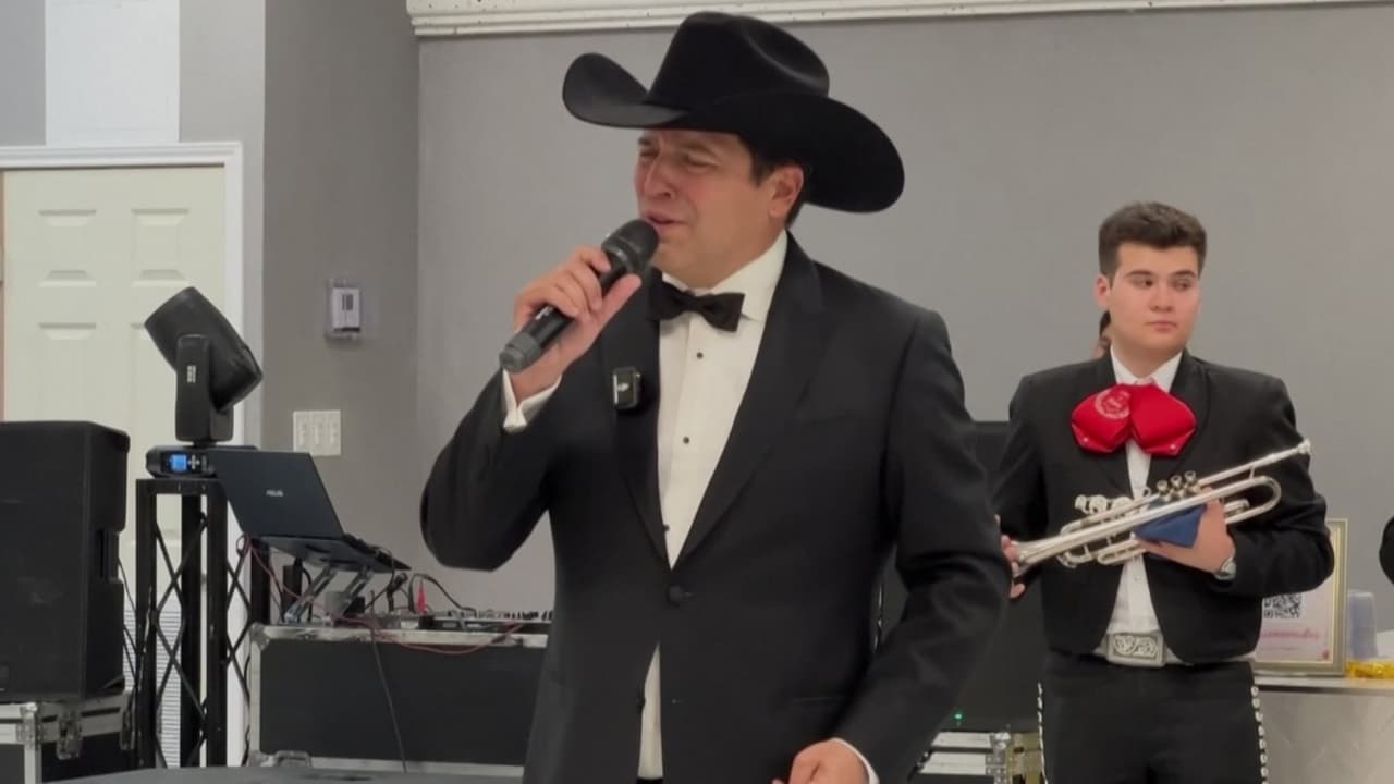 Bobby Pulido recibe invitaciones de quinceañeras tras ganar nominación para el Congreso en Texas