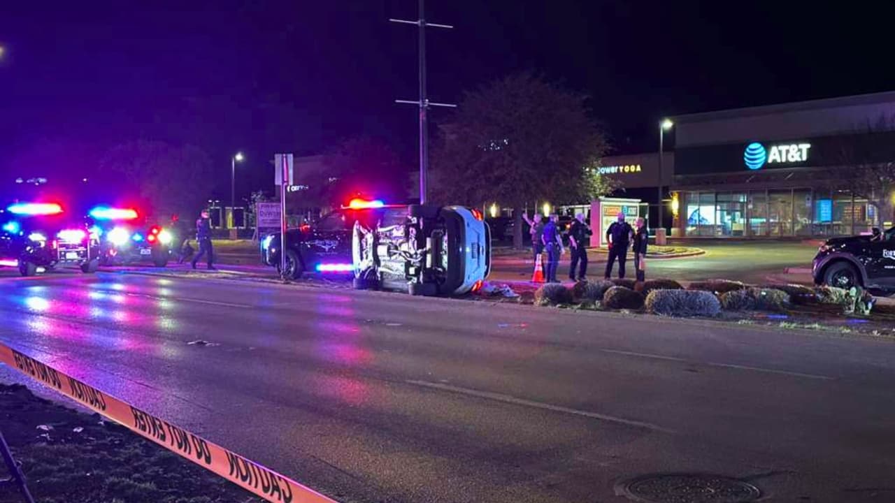 <h3 class="cms-H3-H3">El final en Fort Worth</h3> La persecución terminó en Fort Worth. La policía 
<b>desplegó dispositivos para desinflar las llantas del vehículo. </b>
<br>El automóvil
<b> perdió el control y volcó cerca de Camp Bowie Boulevard, </b>según nuestro compañero Joe González, desde el lugar. 
<br>
<b>Equipos tácticos y unidades adicionales aseguraron la escena</b> mientras se evaluaba a los ocupantes del vehículo.