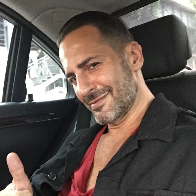 En la fotografía, que parece tomada dentro de un armario, no se le ve la cara.