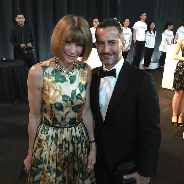 Aquí una foto de él con la escritora, periodista y directiva británica de Vogue, Anna Wintour.