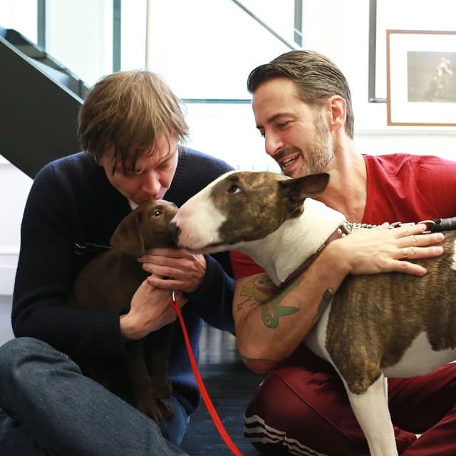 Hasta fotos de sus amigos y mascotas.