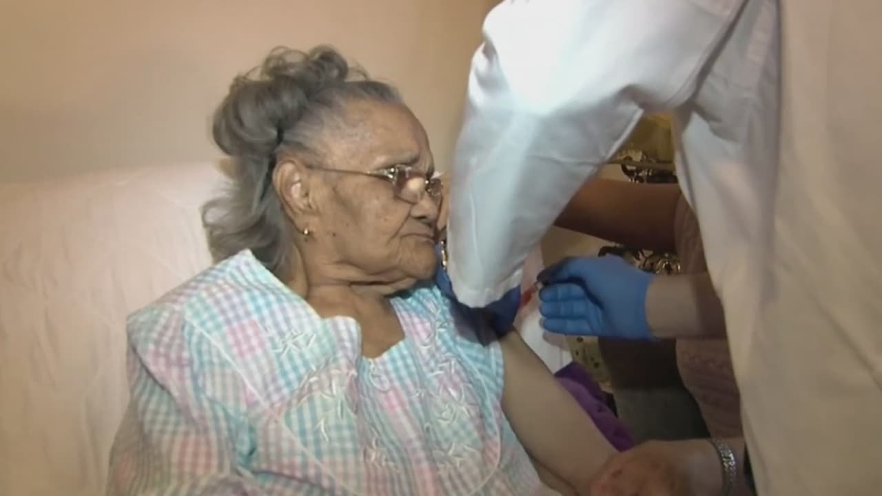 <b>Mira también: </b>Esta organización en Nueva York ha logrado vacunar a más de 6,000 personas, de las cuales 300 son ancianos con impedimentos físicos. Utilizan la inyección de Johnson & Johnson por su facilidad de almacenamiento, traslado y porque es una sola dosis. 
<b><a href="https://www.univision.com/coronavirus " target="_blank">Más noticias aquí</a></b>.