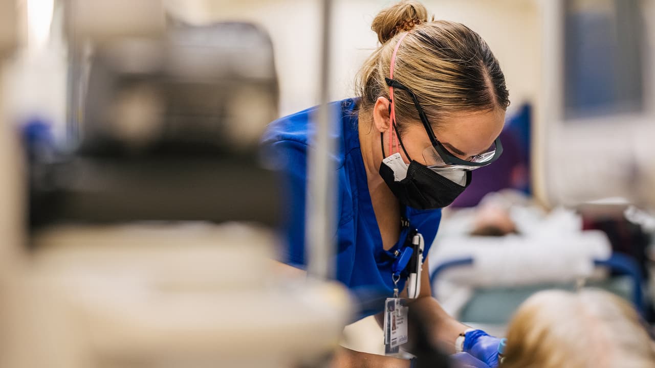 Hospital de Texas suspende a doctora que supuestamente compartía información errónea sobre el covid-19