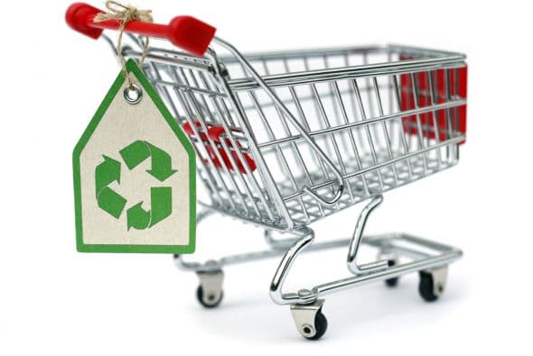 Es una propuesta verde. Además de lo tentador que es conseguir prendas sin tener que pasar horas en las tiendas y, sobre todo, sin tocar el bolsillo, el intercambio de ropa es una gran forma de cuidar el medio ambiente, reutilizando lo que ya tenemos. Este factor nos terminó de convencer.