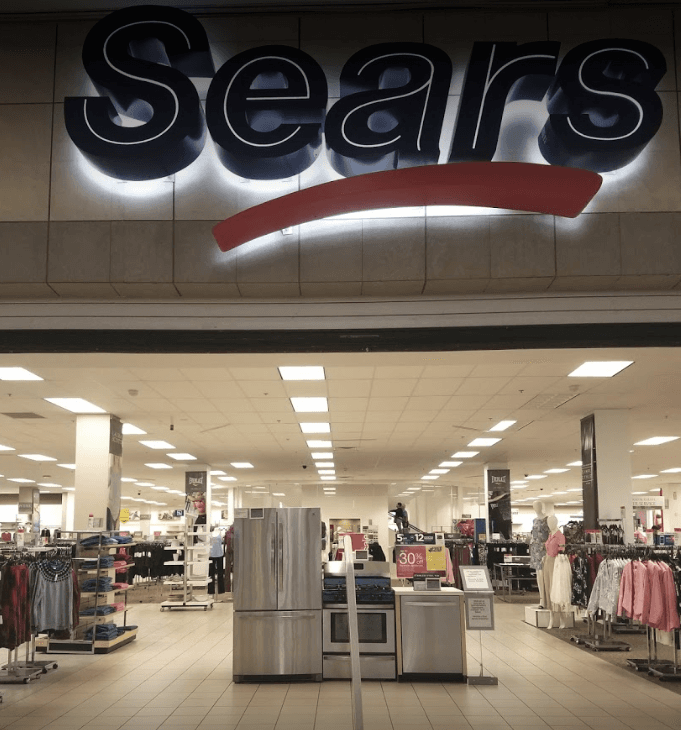 Se encuentra en el centro comercial Westfield Palm Desert, en el 72-880 CA-111,
<b>Palm Desert.</b>