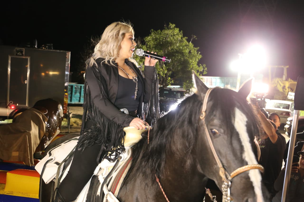 El momento más esperado de la noche llegó y 
<b>Chiquis Rivera</b>, montada a caballo, apareció cantando.