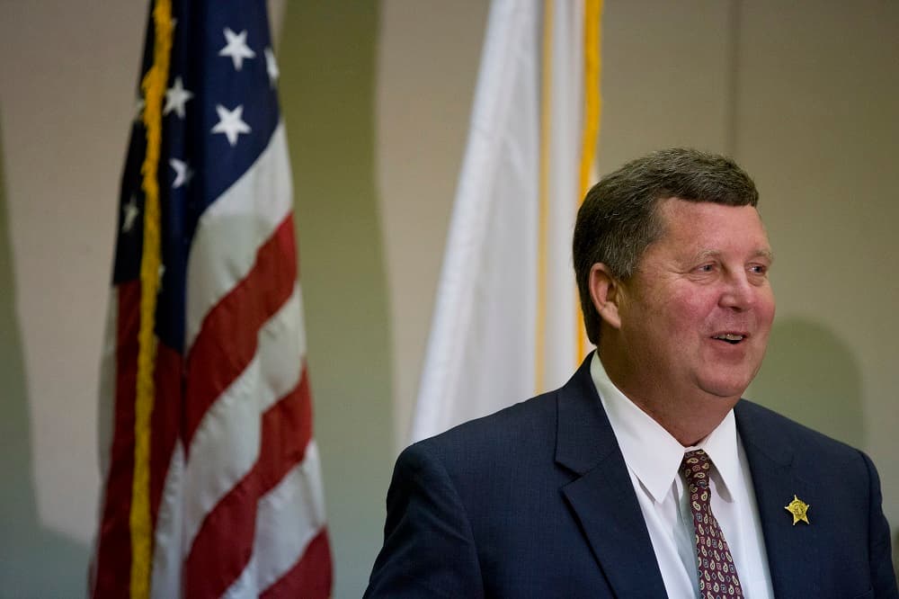 Un exalguacil se quedó con 1.5 millones destinados a comida para indocumentados de ICE, según una investigación