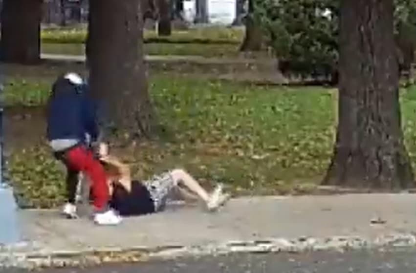 Sospechoso arrastra a adulto mayor por la banqueta para robarle $17,000 dólares en Queens