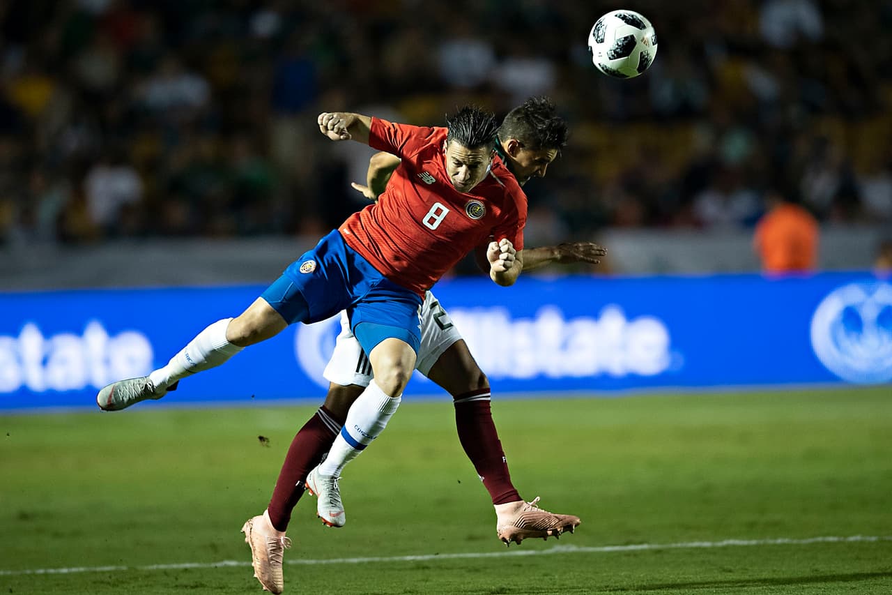 Luego del empate los visitantes comenzaron a cuidar más el esférico y a priorizar el contragolpe, por momentos se tensaron las acciones con mucho tránsito en el mediocampo.