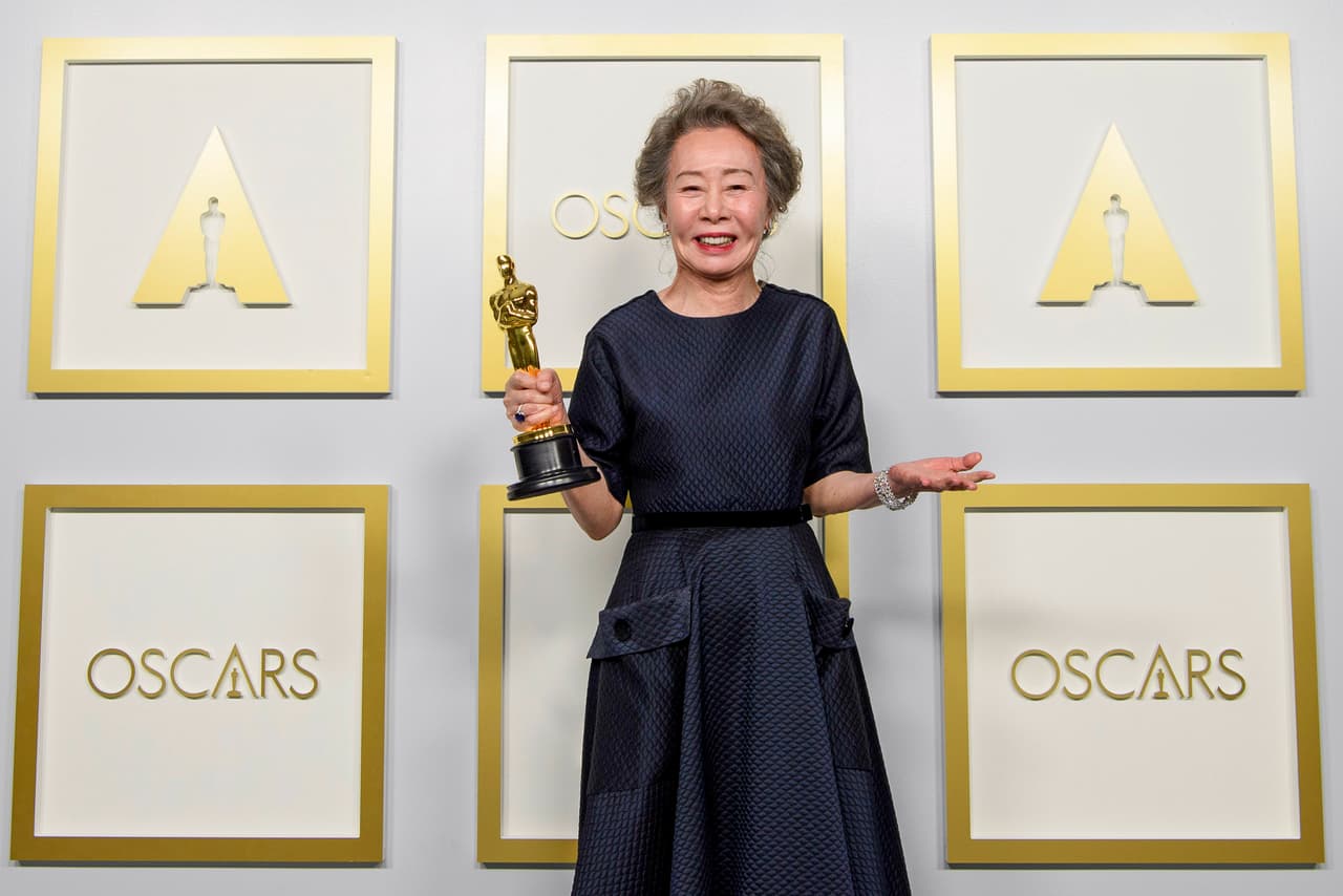 Tras la entrega del premio, Youn Yuh-Jung fue cuestionada sobre sus interacciones con Brad Pitt, luego de haber recibido el Oscar de sus manos.