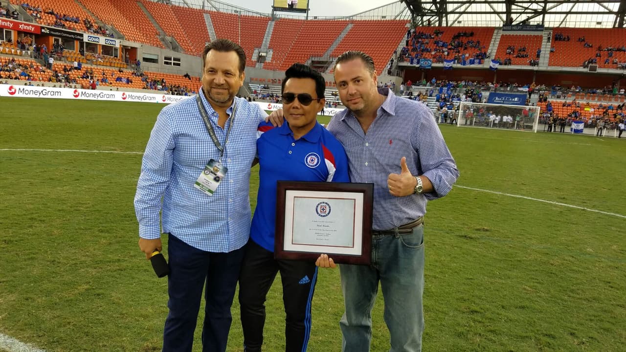 Raúl Brindis fue nombrado el fan #1 de Cruz Azul